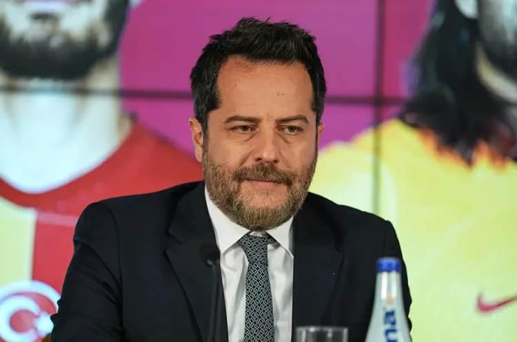 <p><strong>26 Aralık -&nbsp;</strong>Futbolda bahis soruşturmasında 11 ilde yeni operasyon ger&ccedil;ekleşti. Eski Galatasaray y&ouml;neticisi Erden Timur'un da yer aldığı listede 14'&uuml; futbolcu 29 kişi hakkında g&ouml;zaltı kararı verildi. Ş&uuml;phelilerden Timur dahil 24 kişi de g&ouml;zaltına alındı.</p>
