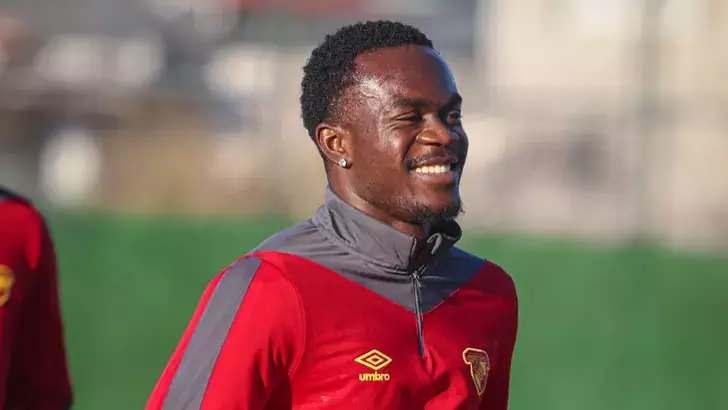 <p>22 yaşındaki Dennis'i yakından takip eden Sarı-kırmızılılar, İzmir ekibinin idarecilerine fiyat sordu.</p>
