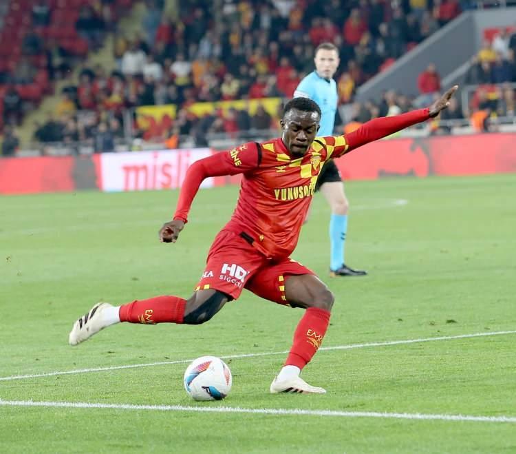 <p>G&ouml;ztepe ise Dennis i&ccedil;in Galatasaray'dan 10 milyon euro istedi.</p>
