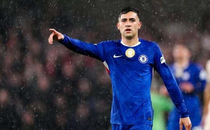 <p>Beşiktaş, Brighton'ın gen&ccedil; 10 numarası Facundo Buonanotte'yi g&uuml;ndemine aldı. Y&ouml;netim, TFF'nin 12+2 kuralına da uyan Arjantinli futbolcu i&ccedil;in &ouml;n&uuml;m&uuml;zdeki g&uuml;nlerde girişim yapmayı planlıyor.<br />
<br />
​ (TAKVİM)</p>
