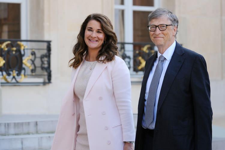 <p><span style="color:#FF0000"><strong>BİLL GATES VE MELİNDA GATES</strong></span></p>

<p><strong>D&uuml;nyanın en zengin ve en tanınmış isimlerinden Microsoft'un kurucu Bill Gates ve Melinda Gates, ge&ccedil;tiğimiz yıllarda boşandı. 1994 ve 2021 yılları arasında evli kalan &ccedil;iftin boşanma s&uuml;reci t&uuml;m d&uuml;nyada geniş yankı uyandırdı.</strong></p>
