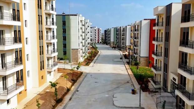 <p><strong>İSTANBUL, ANKARA, İZMİR TOKİ 500 BİN KONUT PROJESİ KURA &Ccedil;EKİMİ TARİHLERİ</strong></p>

<p>&nbsp;</p>

<p>TOKİ kura &ccedil;ekimleri il bazında ger&ccedil;ekleştirilecek. Sosyal konut projesi hakkında a&ccedil;ıklama yapan Bakan Kurum, <em><strong>"Y&uuml;zyılın en b&uuml;y&uuml;k konut projesini başlattık. 500 bin sosyal konut projemizi T&uuml;rkiye'ye sunmuş olduk. 8 milyon 840 bin 314 başvuru yapıldı. Ge&ccedil;erli başvuruda 5 milyon 242 bin 766. En &ccedil;ok başvuru gelen iller de İstanbul, Ankara ve İzmir. 29 Aralık'ta ilk kuramızı Adıyaman'da &ccedil;ekeceğiz. İlk teslimatımızı 2026'da teslim edeceğiz konutlar var."</strong></em> ifadelerinde bulundu</p>

<p>&nbsp;</p>
