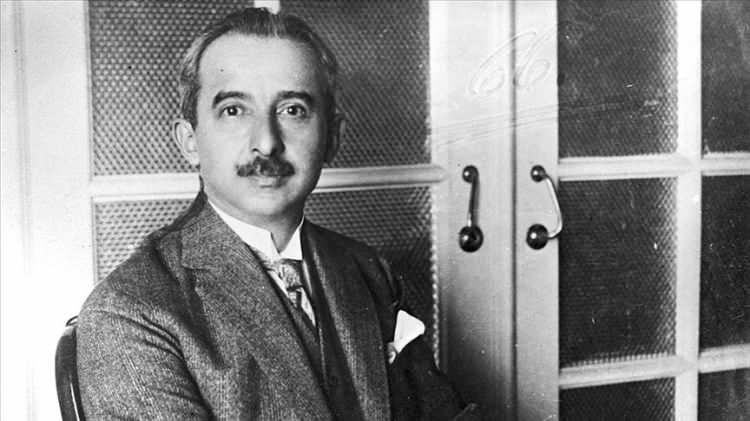 <p><strong>İSMET İN&Ouml;N&Uuml;:</strong></p>

<p><strong>"Milli Şef"</strong></p>

<p>&nbsp;</p>
