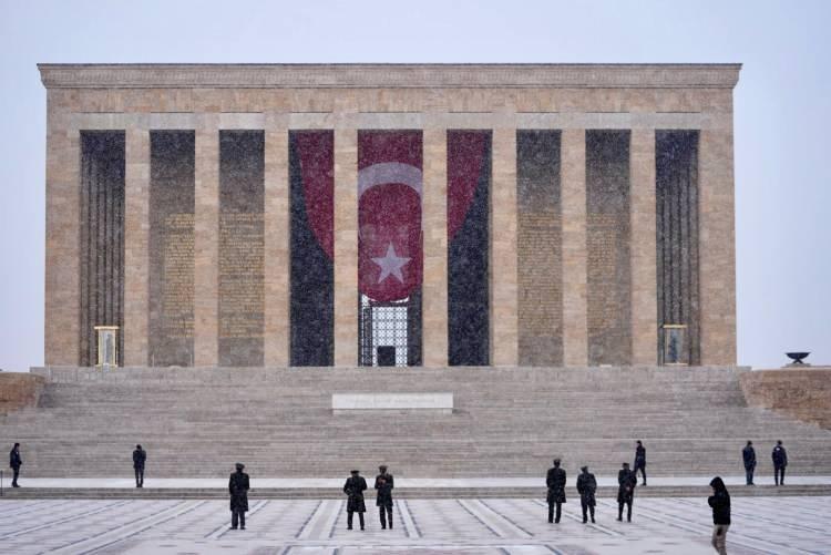 <p><span style="color:#B22222"><strong>ANKARA'DA KAR YAĞIŞI&nbsp;</strong></span></p>
