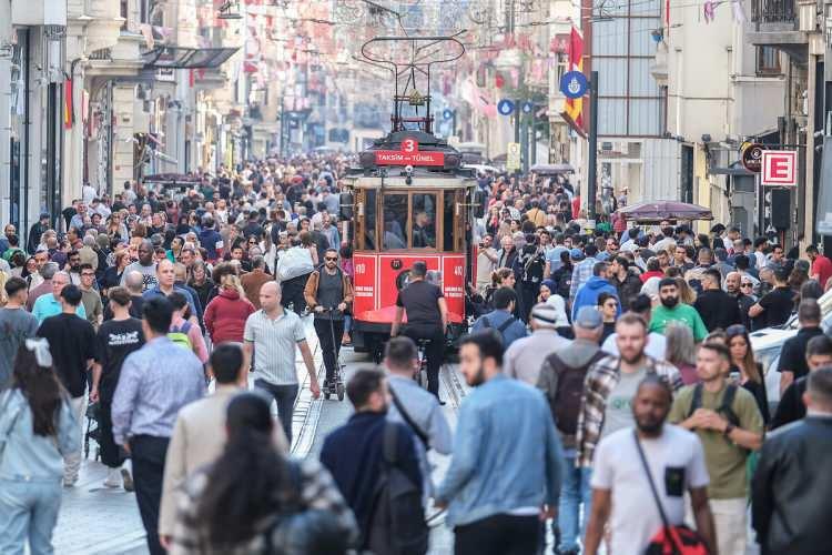 <p><span style="color:rgb(178, 34, 34)">T&Uuml;RKİYE'DE TABLO TAMAMEN TERS</span></p>

<p>T&uuml;rkiye ve İran i&ccedil;inse tablo farklı. Paylaşılan g&uuml;ncel verilere g&ouml;re 2024 itibarıyla T&uuml;rkiye'nin n&uuml;fusu yaklaşık 85,7 milyon, İran'ın n&uuml;fusu ise 91,6 milyon seviyesinde bulunuyor.&nbsp;</p>
