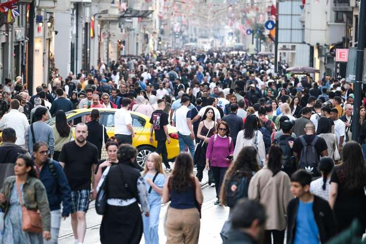 <p><span style="color:rgb(51, 51, 51)">Verilerde 2024'te 85,7 milyon olan&nbsp;T&uuml;rkiye&nbsp;n&uuml;fusunun 2100'de 65,3 milyona, 91,6 milyon olan İran n&uuml;fusunun ise 80 milyona gerilemesi bekleniyor.&nbsp;</span></p>
