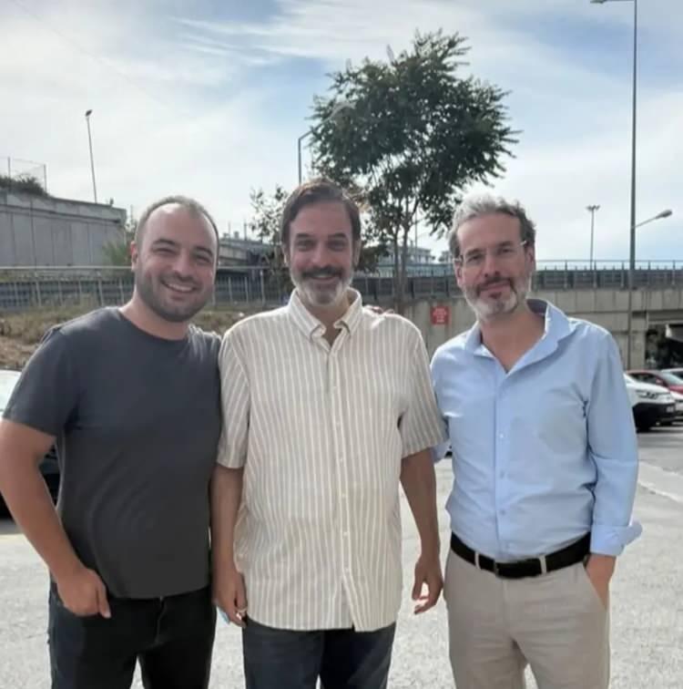 <p><span style="color:#B22222"><strong>"SEVGİNİZİ İLİKLERİME KADAR HİSSETTİM"</strong></span></p>

<p>&Uuml;nl&uuml; oyuncu, birka&ccedil; g&uuml;n yoğun bakımda tedavi g&ouml;rd&uuml;kten sonra taburcu oldu. Hastaneden &ccedil;ıktıktan sonra a&ccedil;ıklama yapan Ufuk &Ouml;zkan, kendisini arayanlara teşekk&uuml;r etti ve şu ifadeleri kullandı:</p>

<p>"Sevginizi iliklerime kadar hissettim. Kullandığım ilacın yan etkisi sebebiyle v&uuml;cudumda &ccedil;ıkan lekeler ve şiddetli mide bulantısı yaşadım. Riskli grupta olduğum i&ccedil;in doktorlar g&ouml;zetim altında tutmak istedi. Şu an iyiyim."</p>
