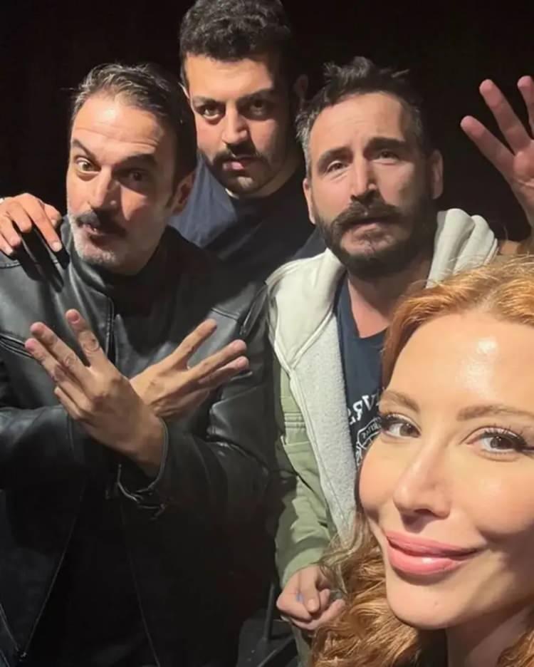 <p><span style="color:#B22222"><strong>KISA S&Uuml;RE SONRA SAHNELERE D&Ouml;ND&Uuml;</strong></span></p>

<p>Ge&ccedil;irdiği rahatsızlıktan kısa bir s&uuml;re sonra rol aldığı tiyatro oyunuyla sahnelere d&ouml;nen bir &ccedil;ocuk babası Ufuk &Ouml;zkan'dan aylar sonra yeni g&ouml;r&uuml;nt&uuml;ler geldi.</p>
