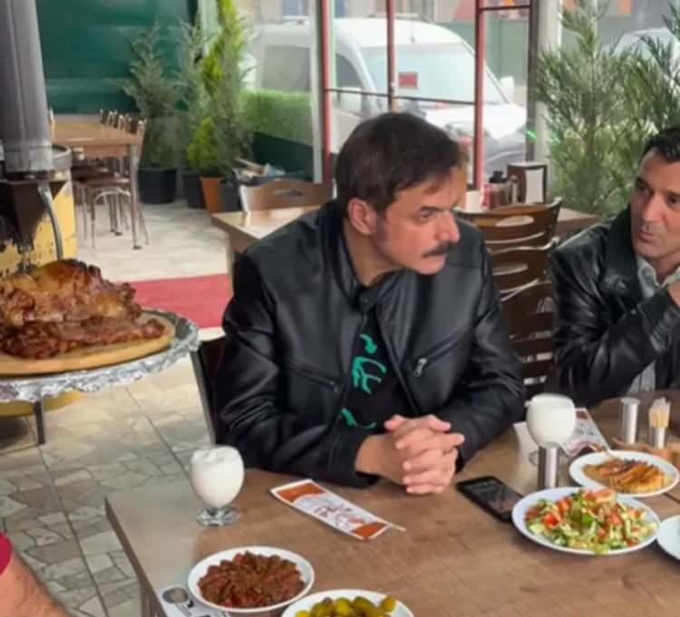 <p><span style="color:#B22222"><strong>KONYA'DA ORTAYA &Ccedil;IKTI</strong></span></p>

<p>Konya'da bir restorana giden &Ouml;zkan'ın işletme tarafından yayınlanan videosu sosyal medyada g&uuml;ndem oldu.</p>

<p>&nbsp;</p>
