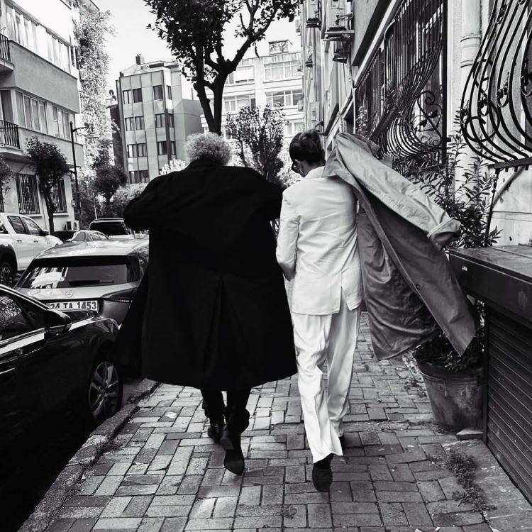 <p>İlişkilerini g&ouml;zlerden uzak yaşamayı tercih eden &ccedil;iftin, nikah t&ouml;renlerine dair sosyal medya hesaplarından&nbsp;<strong>hi&ccedil;bir fotoğraf paylaşmaması da dikkat &ccedil;ekti.</strong></p>
