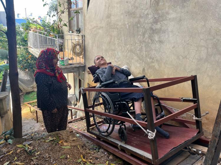 <p><span style="color:#A52A2A"><strong>HAMALLIK YAPARAK AİLESİNE BAKIYOR&nbsp;</strong></span></p>

<p>&nbsp;</p>

<p>Ge&ccedil;imini Alanya Sebze ve Meyve Hali'nde hamallık yaparak sağlayan Bilal Aktoy, ağır şartlarda &ccedil;alışmasına rağmen Tunahan i&ccedil;in elinden geleni yapmaya devam ediyor.</p>
