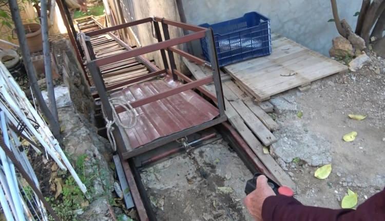 <p><span style="color:#A52A2A"><strong>TUNAHAN'IN HAYATA TUTUNMASI İ&Ccedil;İN &Ccedil;ABALIYORLAR&nbsp;</strong></span></p>

<p>&nbsp;</p>

<p>Hayatını yatağa mahk&ucirc;m şekilde s&uuml;rd&uuml;ren Tunahan Kaplan i&ccedil;in raylı asans&ouml;r, sadece bir teknik sistem değil, aynı zamanda okula gidebilmenin, temiz hava alabilmenin ve sosyal hayattan tamamen kopmamanın da kapısını aralıyor.</p>
