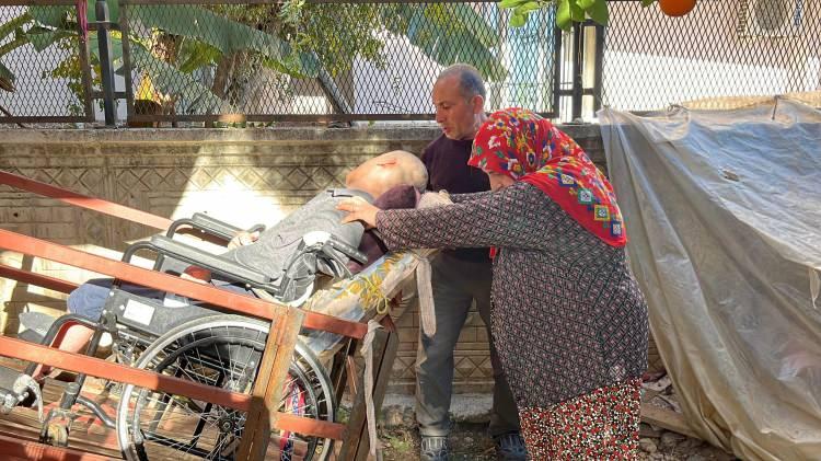 <p>Tunahan'ın evden &ccedil;ıkarılması, &ouml;zellikle de okula g&ouml;t&uuml;r&uuml;lmesi aile i&ccedil;in uzun s&uuml;redir ciddi bir zorluk oluşturuyordu.</p>

<p>&nbsp;</p>

<p>Yatağa bağımlı olan Tunahan, zaman zaman annesi, zaman zaman da &uuml;vey babası Bilal Aktoy tarafından kaldırılarak tekerlekli sandalyeye alınıyor,&nbsp;<span style="color:rgb(165, 42, 42)"><em><strong>ancak merdivenler ve fiziksel engeller nedeniyle dışarı &ccedil;ıkmak neredeyse imk&acirc;nsız hale geliyordu.</strong></em></span></p>
