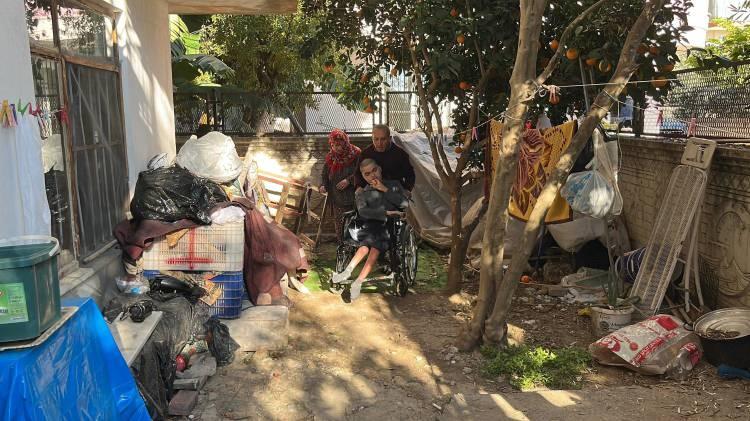 <p>&Ouml;te yandan gecenin karanlığında evinin ge&ccedil;imi i&ccedil;in halin yolunu tutan &uuml;vey baba zorlu hayat şartlarına rağmen hem evine hem ise &uuml;vey oğlunun bakımını &uuml;stlenmek adına yoğun mesai harcıyor.&nbsp;</p>
