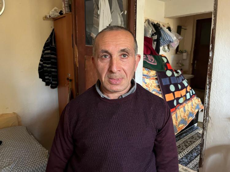 <p><span style="color:#A52A2A"><strong>"TUNAHAN'IN BAKIMINI BEN &Uuml;STLENDİM"</strong></span></p>

<p>&nbsp;</p>

<p>Tunahan'ın bakımının zor olduğunu belirten baba Aktoy, <strong>"Asans&ouml;r sistemi kurdurduk. 40 bin TL masraf ettik. Raylı sistemden eşim d&uuml;şt&uuml;kten sonra kolu kırıldı. Tunahan'ın bakımını ben &uuml;stendim. Eşimin kolu d&uuml;zelene kadar her g&uuml;n iş yerinden geldim altları değiştirdim. Zorlukla karşılaşıyoruz. Okul y&ouml;netimi Tunahan'ı asans&ouml;re aldıktan sonra okul d&ouml;n&uuml;ş&uuml; tekrardan asans&ouml;rle indirip yatağına bırakıyor. Tunahan'ın bakımı zor.'' </strong>şeklinde konuştu.</p>
