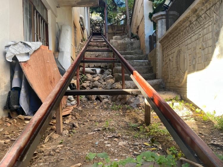 <p>Ayrıca haldeki işin zorluğundan da bahseden Aktoy, <strong>"Yıllardır &ccedil;alışıyorum. Evimin ge&ccedil;imini sağlıyorum. Ağır işlerde &ccedil;alışıyorum. Buradan gittikten sonra da &uuml;vey oğluma bakıyorum. Tunahan'ı kaldırıp yatağa koymak biraz zor oluyor. Buradaki işler de ağır ama katlanıyoruz.''</strong> şeklinde konuştu.</p>
