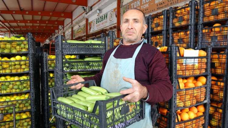 <p>&Ccedil;evre k&ouml;ylerden gelen sebze ve meyveleri hale indiriyor, ardından ise boş kasaları yerlerini istifliyor.</p>

<p>&nbsp;</p>

<p>İşin ağırlığına aldırış etmeyen Bilal Aktoy akşam ise evinin yolunu tutuyor.</p>
