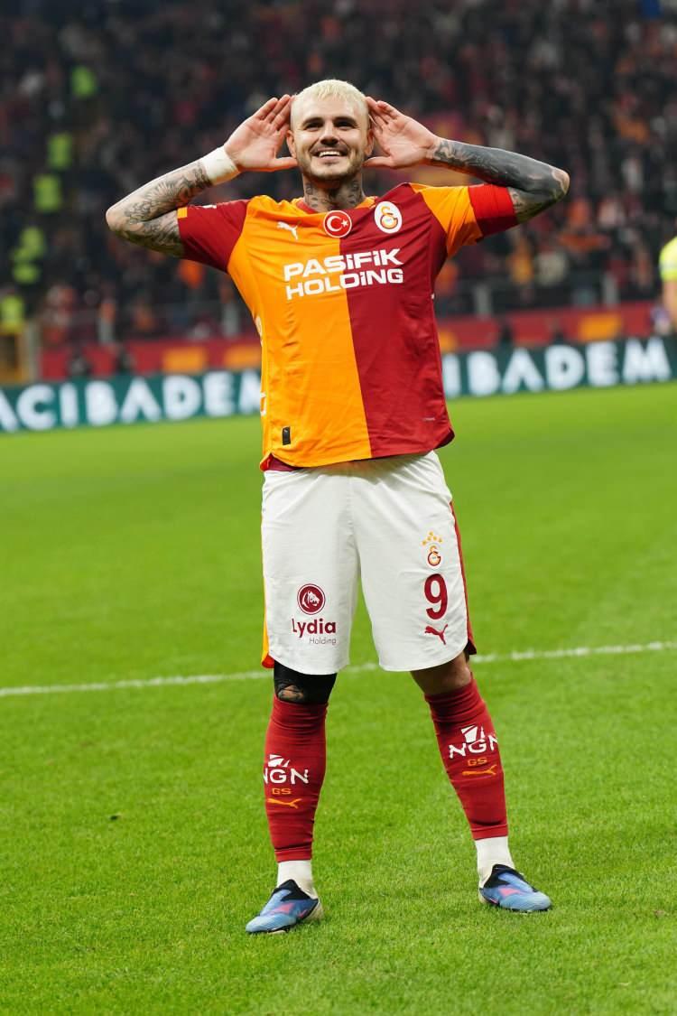 <p><strong>Skandal mesajların ardından sessizliğini bozan Icardi ise bir tavuk k&uuml;mesine girerek eski eşi Nara ile Payarola'yı ti'ye aldı.</strong></p>
