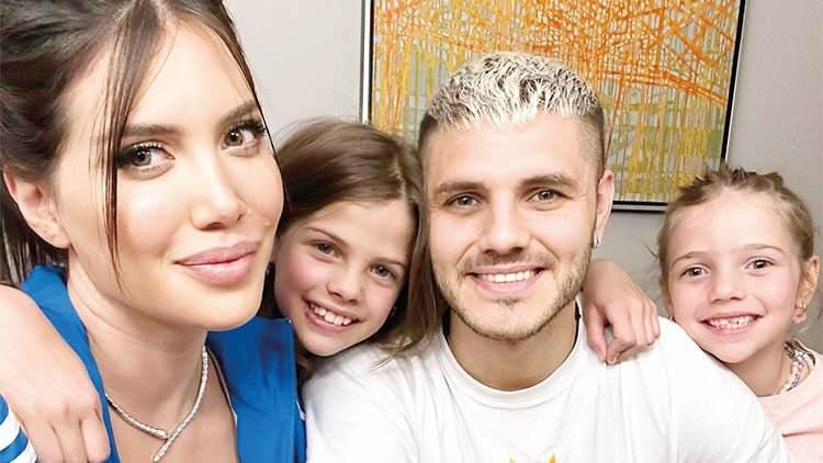 <p><strong>Aralarındaki ipleri tamamen koparan ve 2 &ccedil;ocuklarının velayeti i&ccedil;in hukuk m&uuml;cadelesi veren ikili, şimdi de 'tavuk b&uuml;y&uuml;s&uuml;' skandalıyla adından s&ouml;z ettirdi.</strong></p>
