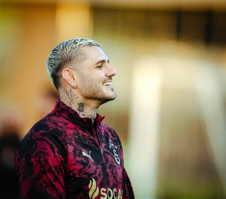 <p><span style="color:#FF0000"><strong>"İYİ VE GER&Ccedil;EK İNSANLAR BU SA&Ccedil;MALIKLARDAN ETKİLENMEZ"</strong></span></p>

<p><strong>B&uuml;y&uuml; iddialarına da ateş p&uuml;sk&uuml;ren Icardi, zehir zemberek a&ccedil;ıklamalarda bulundu. "Bug&uuml;n rit&uuml;eller, b&uuml;y&uuml;c&uuml;l&uuml;k, kara mumlar ve kurbanlar g&uuml;n y&uuml;z&uuml;ne &ccedil;ıkıyor ama merak etme; iyi ve ger&ccedil;ek insanları bu sa&ccedil;malıklar etkilemez." diyen &uuml;nl&uuml; yıldız, "Sen hi&ccedil;bir zaman g&uuml;&ccedil;l&uuml; olmadın; karanlıkta oynayan bir sirk palya&ccedil;osuydun. İnsanların senden korktuğunu sandın ama aslında sefil birisin." şeklinde konuştu.</strong></p>
