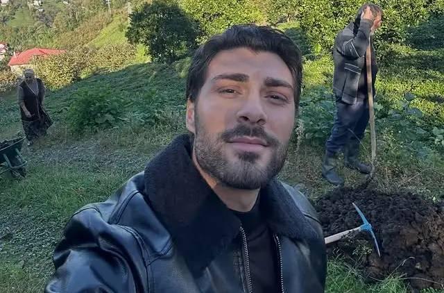 <p>Son d&ouml;nemin en pop&uuml;ler dizilerinden biri olan <strong>'Taşacak Bu Deniz'</strong>deki<strong> G&ouml;khan</strong> karakteriyle adını geniş kitlelere duyuran &uuml;nl&uuml; oyuncu <strong>Ali &Ouml;ner,</strong> kısa bir s&uuml;re &ouml;nce nişanlandığı kız arkadaşı <strong>Livanur Aydın ile yollarını ayırdı.</strong></p>
