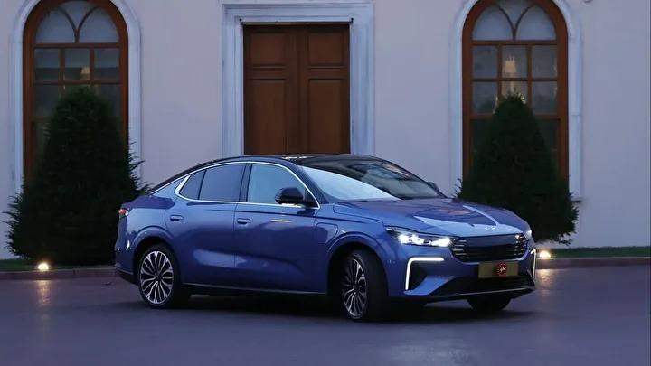 <p><span style="color:#B22222"><strong>EGE VE G&Uuml;NEYDOĞU ESİNTİSİ: YENİ RENKLER</strong></span></p>

<p>&nbsp;</p>

<p>Togg, T10F modelinde T&uuml;rkiye'nin renklerini yansıtmaya devam ediyor.</p>

<p>Gemlik, Oltu ve Kula se&ccedil;eneklerine ek olarak; Ege'nin dinginliğinden ilham alan "Urla" ve b&ouml;lgenin mavi badem şekeri tonlarını yansıtan <em>"Mardin"</em> renkleri de kullanıcıların beğenisine sunuldu.</p>

<p>T&uuml;keticiler, Togg'un mobil uygulaması Trumore &uuml;zerinden, &ccedil;alıştıkları veya tercih ettikleri bankayı se&ccedil;erek kredi işlemlerini dijital ortamda hızlıca ger&ccedil;ekleştirebiliyor.</p>
