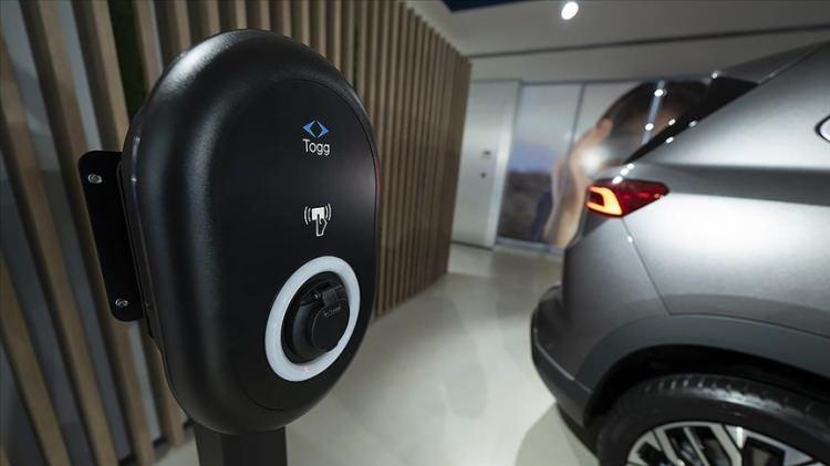 <p><span style="color:#B22222"><strong>ŞARJ S&Uuml;RESİ VE G&Uuml;VENLİK DONANIMI MEST ETTİ</strong></span></p>

<p><br />
Sadece finansmanıyla değil, teknik &ouml;zellikleriyle de dikkat &ccedil;eken T10F, hızlı şarj &ouml;zelliğiyle rakiplerine fark atıyor.</p>

<p>Ara&ccedil;, y&uuml;zde 20&rsquo;den y&uuml;zde 80 batarya doluluk seviyesine sadece 28 dakikada ulaşıyor.</p>

<p>&nbsp;</p>

<p>T10F modelinde standart olarak sunulan ve s&uuml;r&uuml;c&uuml; g&uuml;venliğini maksimuma &ccedil;ıkaran &ouml;zellikler ise ş&ouml;yle sıralandı:</p>

<p>Trafik işareti algılama sistemi, dur-kalk &ouml;zellikli akıllı adaptif hız sabitleyici, akıllı şerit takip sistemi ve şeritten ayrılma ikazı, &ccedil;evre g&ouml;r&uuml;ş kamerası, k&ouml;r nokta asistanı, s&uuml;r&uuml;c&uuml; dikkat asistanı.</p>
