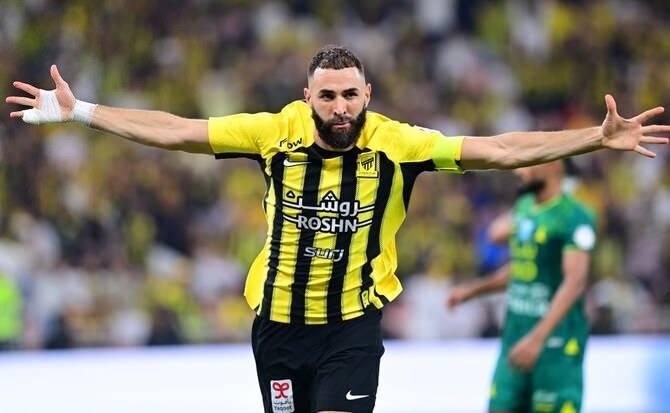 <p>Fransız Karim Benzema, 2025'in en &ccedil;ok kazanan futbolcuları listesinde &uuml;&ccedil;&uuml;nc&uuml; sırayı elde etti.</p>

<p>Benzema, 2023'te astronomik bir rakam karşılığında kariyerini Suudi Arabistan'da s&uuml;rd&uuml;rmeye karar veren yıldızlar arasına girdi.</p>

<p>&nbsp;</p>

<p>Al Ittihad'dan 100 milyon dolar maaş alan 38 yaşındaki Benzema, saha dışı geliriyle kazancını 104 milyon dolara &ccedil;ıkardı.</p>

<p>&nbsp;</p>
