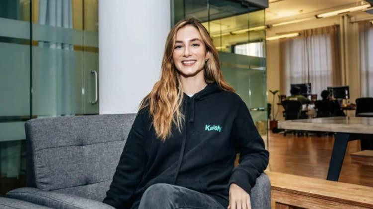 <p><span style="color:rgb(44, 80, 95)">Kadın girişimcinin kurucusu olduğu Kalshi firmasını 11 milyar dolarlık g&ouml;z kamaştırıcı bir değerlemeye ulaştı. Lopes Lara&rsquo;nın serveti de 1,3 milyar dolara y&uuml;kseldi. Ancak Fortune&rsquo;un haberine g&ouml;re gen&ccedil; girişimci Wall Street'e ilk adımını atmadan &ouml;nce &ccedil;ok farklı bir hayat rotası izlemiş.</span></p>
