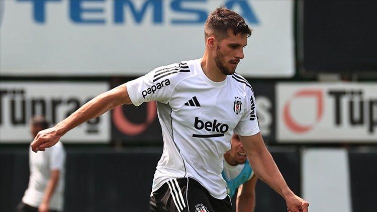 <p>Beşiktaş'ın yollarını ayırmaya hazırlandığı David Jurasek, Slavia Prag'a transfer oluyor.<br />
<br />
(AKŞAM)</p>
