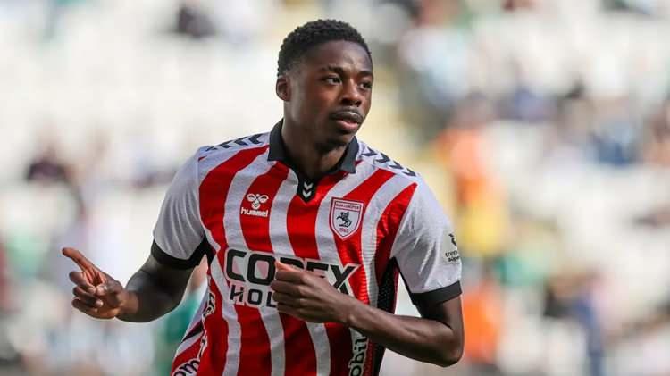 <p>Fenerbah&ccedil;e, Anthony Musaba'ya bug&uuml;n kavuşuyor.<br />
<br />
25 yaşındaki Hollandalı futbolcu bug&uuml;n resmen Fenerbah&ccedil;eli olacak.<br />
<br />
(SABAH)</p>
