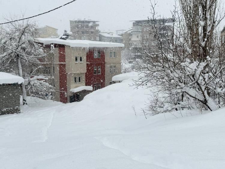 <p><span style="color:#B22222"><strong>HAKKARİ</strong></span></p>

<p>Hakkari&rsquo;de yoğun kar yağışı, &ccedil;ığ ve buzlanma riski nedeniyle il genelindeki t&uuml;m okullar bir g&uuml;n s&uuml;reyle tatil edildi.</p>

<p>Valilikten yapılan a&ccedil;ıklamada, yerleşim merkezlerinde kar kalınlığının yaklaşık 1 metreye, kırsal alanlarda ise yer yer 2 metreyi aştığı belirtildi. Meteorolojik veriler doğrultusunda kar yağışının g&uuml;n batımına doğru etkisini azaltmasının beklendiği, ancak gece saat 24.00&rsquo;ten cuma sabahı 06.00&rsquo;ya kadar yeniden ve yoğun şekilde etkili olacağı ifade edilen a&ccedil;ıklamada, &ouml;zellikle y&uuml;ksek kesimler ve riskli yol g&uuml;zerg&acirc;hlarında &ccedil;ığ tehlikesinin &ccedil;ok y&uuml;ksek olduğu, hava sıcaklıklarının eksi 10 derecenin altına d&uuml;şmesinin ulaşım ve g&uuml;nl&uuml;k yaşam a&ccedil;ısından ilave riskler oluşturabileceği vurgulandı.<br />
A&ccedil;ıklamada, vatandaşların ve &ouml;ğrencilerin can g&uuml;venliğinin sağlanması amacıyla Hakk&acirc;ri il genelindeki t&uuml;m resm&icirc; ve &ouml;zel eğitim kurumlarında (okul &ouml;ncesi, ilkokul, ortaokul, lise, yaygın eğitim kurumları, rehabilitasyon merkezleri, &ouml;zel kreşler ve g&uuml;nd&uuml;z bakım evleri d&acirc;hil) 2 Ocak 2026 Cuma g&uuml;n&uuml; 1 g&uuml;n s&uuml;reyle eğitime ara verildiği duyuruldu.<br />
Ayrıca rehberlik ve araştırma merkezlerinde (RAM) randevusu bulunan &ouml;ğrenciler ve engelli bireylerin ulaşımda karşılaşabileceği riskler nedeniyle aynı tarihte RAM&rsquo;larda da hizmet verilmeyeceği bildirildi.<br />
&Ouml;te yandan kamu kurum ve kuruluşlarında g&ouml;rev yapan hamile personel, engelli personel, diyaliz hastaları, kronik rahatsızlığı bulunan kamu g&ouml;revlileri ile 0-12 yaş arası &ccedil;ocuğu bulunan kamu &ccedil;alışanı &ccedil;iftlerden anne veya babadan biri, 2 Ocak 2026 Cuma g&uuml;n&uuml; idari izinli sayılacağı a&ccedil;ıklandı.</p>
