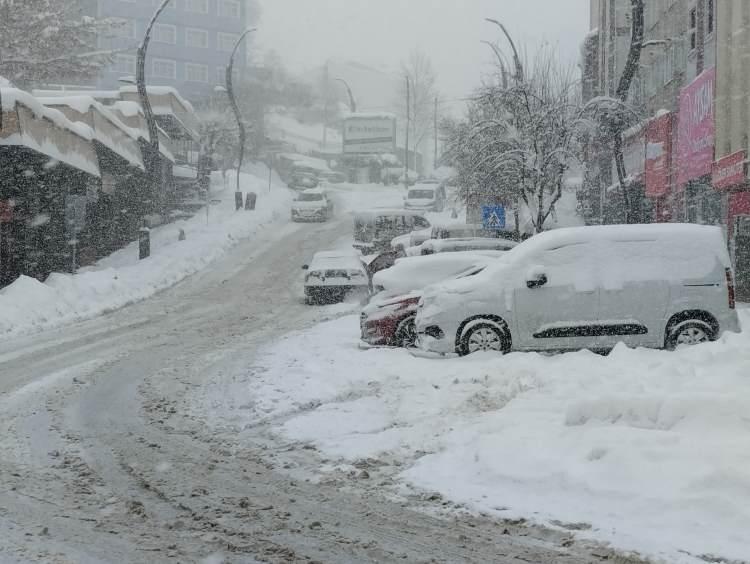 <p><span style="color:#B22222"><strong>BOLU</strong></span></p>

<p>Bolu'da etkili olan kar yağışı nedeniyle eğitim-&ouml;ğretime 1 g&uuml;n ara verildi. Bolu Valiliği'nden yapılan a&ccedil;ıklamada ş&ouml;yle denildi:</p>

<p>"İlimiz genelinde etkisini s&uuml;rd&uuml;ren yoğun kar yağışı, buzlanma ve olumsuz hava koşulları nedeniyle; 2 Ocak 2026 Cuma g&uuml;n&uuml;, resm&icirc; ve &ouml;zel t&uuml;m eğitim kurumlarımızda (rehabilitasyon merkezleri, motorlu taşıt s&uuml;r&uuml;c&uuml; kursları ve Kur&rsquo;an kursları d&acirc;hil) eğitim-&ouml;ğretime 1 (bir) g&uuml;n ara verilmiştir. Kamu kurumlarımızda g&ouml;revli hamile ve engelli personel ile &ccedil;ocuğu kreş, anaokulu ve &ouml;zel eğitim kurumlarına devam eden kadın personel aynı g&uuml;n idari izinli sayılacaktır. Ancak sağlık ve g&uuml;venlik birimleri başta olmak &uuml;zere 24 saat esasına g&ouml;re hizmet veren birimlerde &ccedil;alışan personelin durumu, hizmetin gereği olarak ilgili birim amirleri tarafından değerlendirilecektir.&rdquo;</p>
