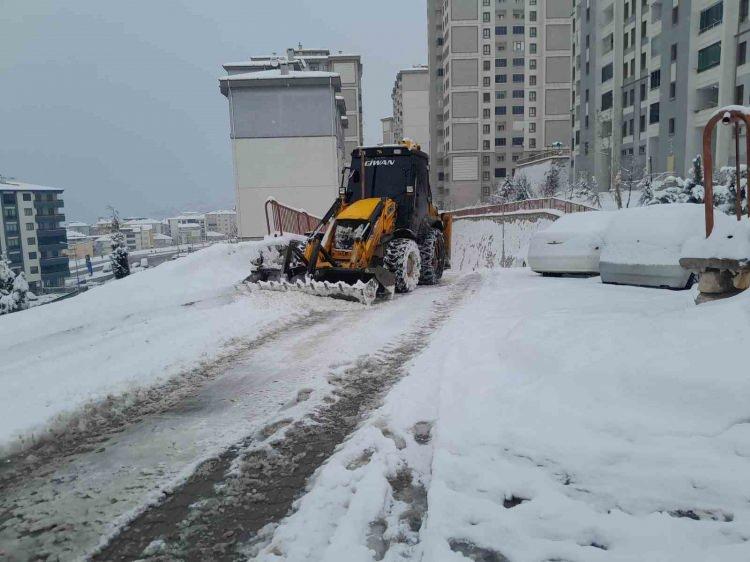 <p><span style="color:#B22222"><strong>MALATYA</strong></span></p>

<p>Malatya'da olumsuz hava koşulları sebebiyle okullar yarın da tatil edildi.</p>

<p>Malatya Valisi Seddar Yavuz, ABD merkezli X şirketinin sosyal medya platformundaki hesabından yaptığı paylaşımda, kentte etkili olan kar yağışı sonrası tipi ve buzlanma tehlikesine karşı okulların yarın da tatil edildiğini duyurdu.</p>

<p>Yavuz, paylaşımında şu ifadelere yer verdi:</p>

<p>"İlimizde etkili olan yoğun kar yağışı, tipi ve buzlanma tehlikesi nedeniyle vatandaşlarımızın g&uuml;venliğini sağlamak amacıyla 2 Ocak 2026 Cuma g&uuml;n&uuml; ilimiz genelinde t&uuml;m resmi, &ouml;zel, &ouml;rg&uuml;n ve yaygın eğitim kurumları, rehabilitasyon merkezleri ve Kur'an kurslarında (yetişkinlere y&ouml;nelik kurslar hari&ccedil;) eğitim ve &ouml;ğretime 1 g&uuml;n s&uuml;reyle ara verilmiştir. Ayrıca, kamu kurumlarında g&ouml;rev yapan hamile ve engelli personel, mal&uuml;l ve gaziler, &ccedil;ocuğu kreş veya anaokuluna devam eden anneler ve kronik rahatsızlığı bulunan personel, aynı g&uuml;n idari izinli sayılacaktır."</p>

<p>Kentte etkisini g&ouml;steren kar yağışı nedeniyle eğitime d&uuml;n ara verilmişti.</p>
