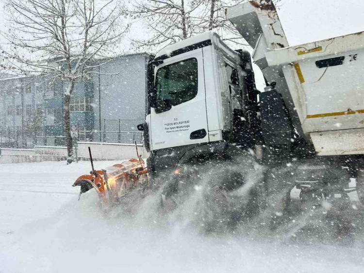 <p><span style="color:#B22222"><strong>D&Uuml;ZCE</strong></span></p>

<p>D&uuml;zce Valiliği aldığı karar ile 2 Ocak 2026 Cuma g&uuml;n&uuml; resmi ve &ouml;zel t&uuml;m &ouml;rg&uuml;n/yaygın eğitim kurumlarında eğitim &ouml;ğretime bir g&uuml;n ara verildiğini duyurdu.</p>

<p>D&uuml;zce&rsquo;de kar yağışı etkili oluyor. D&uuml;zce Valiliği kar yağışı nedeniyle okulların tatil olduğunu a&ccedil;ıkladı. Yapılan a&ccedil;ıklamada, "İlimiz genelende etkisini s&uuml;rd&uuml;ren yoğun kar yağışı, buzlanma ve olumsuz hava şartları başta ulaşım olmak &uuml;zere genel hayatı tesirleri nedeniyle vatandaşlarımızın ve &ccedil;ocuklarımızın g&uuml;venliği i&ccedil;in bazı tedbirler alınmıştır. Bu kapsamda 2 Ocak 2026 Cuma g&uuml;n&uuml; resmi ve &ouml;zel t&uuml;m &ouml;rg&uuml;n/yaygın eğitim kurumlarımızda rehabilitasyon merkezleri, motorlu taşıt s&uuml;r&uuml;c&uuml; kursları ve Kur&rsquo;an kursları dahil eğitim &ouml;ğretime bir g&uuml;n ara verilmiştir. Kamu kurumlarımızda g&ouml;revli halime ve engelli personel ile &ccedil;ocuğu kreş anaokulu ve &ouml;zel eğitim kurumlarına devam eden kadın personelin aynı g&uuml;n idari izinli sayılacaktır. Ancak sağlık, g&uuml;venlik ve 24 saat esasına g&ouml;re hizmet veren birimlerde &ccedil;alışan personelin durumu, hizmetin gereği olarak ilgili birim amirleri tarafından değerlendirecektir. Vatandaşlarımızın dikkatli ve tedbirli olmalarını, zorunlu olmadık&ccedil;a &ouml;zel ara&ccedil;larla trafiğe &ccedil;ıkmamaları &ouml;nemle rica olunur" denildi.</p>

<p>Bol bol kitap okuyun<br />
Vali Sel&ccedil;uk Aslan, yayınladığı mesajında ise "Bug&uuml;n kar D&uuml;zce&rsquo;mizde ger&ccedil;ekten s&ouml;z&uuml; ele aldı. Evlatlarımızın g&uuml;venliğini her şeyin &ouml;n&uuml;nde tuttuğumuz i&ccedil;in il genelinde okullarımızda eğitime 1 g&uuml;n ara verdik. Biliyorum, bu haber en &ccedil;ok &ccedil;ocuklarımızı sevindirecek. Biraz dinlenin, bol bol kitap okuyup son sınavlarınıza daha iyi hazırlanın, karın tadını &ccedil;ıkarın ama karda oynarken l&uuml;tfen dikkatli olun. B&uuml;y&uuml;klerimizden de &ouml;zellikle trafikte daha tedbirli olmalarını rica ediyorum. Pazartesi g&uuml;n&uuml; okullarımızda yeniden, sağlıkla ve aynı heyecanla buluşmak dileğiyle hepinize sıcacık evlerde, huzurlu ve keyifli bir tatil diliyorum" ifadelerinde bulundu.</p>
