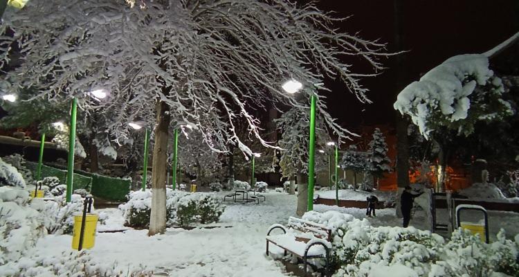 <p><span style="color:#B22222"><strong>GAZİANTEP</strong></span></p>

<p>Gaziantep'te olumsuz hava koşulları sebebiyle okullar yarın da tatil edildi.</p>

<p>Valiliğin NSosyal hesabından yapılan açıklamada, meteorolojik verilere göre yarın kentte hava sıcaklıklarının düşmesi ve buzlanma riskinin beklendiği belirtildi.</p>

<p>Açıklamada, "Öğrenci ve eğitimcilerimizin sağlığı ve trafikte yaşanacak olumsuz durumlar göz önünde bulundurularak, il genelinde Milli Eğitim Bakanlığına bağlı örgün ve yaygın eğitim veren tüm resmi ve özel eğitim-öğretim kurumları, Aile ve Sosyal Hizmetler Bakanlığına bağlı kreş ve gündüz bakımevleri ile Diyanet İşleri Başkanlığına bağlı Kur'an kursları 2 Ocak 2026 Cuma günü bir gün süreyle tatil edilmiştir." denildi.</p>

<p>Ayrıca kamu kurumlarında çalışan engelli, ağır kronik rahatsızlığı olan ve hamile personelin de 1 gün idari izinli sayılacağı kaydedildi.</p>

<p>Kentte etkisini gösteren kar yağışı nedeniyle eğitime dün ara verilmişti.</p>
