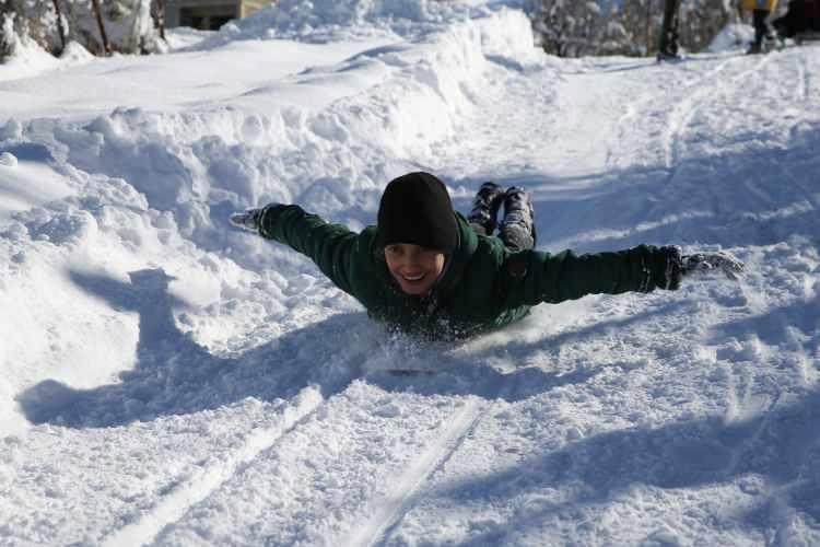 <p><span style="color:#B22222"><strong>ZONGULDAK</strong></span></p>

<p>Zonguldak Valisi Osman Hacıbektaşoğlu imzasıyla yayımlanan karara g&ouml;re; 2 Ocak 2026 Cuma g&uuml;n&uuml;, il genelindeki resmi ve &ouml;zel t&uuml;m &ouml;rg&uuml;n ve yaygın eğitim kurumları, &ouml;zel kreşler, g&uuml;nd&uuml;z bakımevleri, &ccedil;ocuk kul&uuml;pleri ve rehabilitasyon merkezleri tatil edildi.</p>

<p>Karar kapsamında kamuda &ccedil;alışan engelli ve hamile personel idari izinli sayılacak. Ayrıca, sağlık, g&uuml;venlik ve 24 saat esasına g&ouml;re &ccedil;alışan birimler hari&ccedil; olmak &uuml;zere; kreş ve anaokuluna giden &ccedil;ocuğu bulunan kadın kamu personeli de izinli sayılacak.</p>
