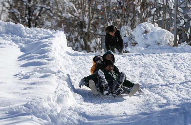 <p><span style="color:#B22222"><strong>YOZGAT</strong></span></p>

<p>Yozgat'ta yoğun kar yağışı ve olumsuz hava koşulları nedeniyle il genelinde eğitime yarın da ara verildi.</p>

<p>Valilikten yapılan a&ccedil;ıklamada, kentte kar yağışının devam ettiği, d&uuml;ş&uuml;k hava sıcaklığına bağlı buzlanma ve sis riski bulunduğu ifade edildi.</p>

<p>Meteorolojik verilere g&ouml;re ilde aralıklı kar yağışının akşam saatlerine kadar devam edeceği belirtilen a&ccedil;ıklamada, şunlar kaydedildi:</p>

<p>"Hissedilen hava sıcaklığının eksi 17 dereceye kadar d&uuml;şeceği, aşırı buzlanma ve yer yer sis g&ouml;r&uuml;leceğinin anlaşılması sebebiyle oluşabilecek risklerin &ouml;n&uuml;ne ge&ccedil;mek amacıyla il merkezimiz ve t&uuml;m il&ccedil;elerimizde, 2 Ocak Cuma g&uuml;n&uuml; t&uuml;m kademedeki okullarımızda eğitim ve &ouml;ğretime bir g&uuml;n ara verilmiştir. Kamuda &ccedil;alışan engelli ve hamile personelimiz ile okul &ouml;ncesi eğitim kurumları ile rehabilitasyon merkezlerinde &ccedil;ocuğu bulunan annelerimiz idari izinli sayılacaktır."</p>
