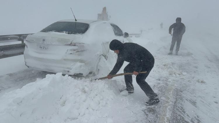 <p><span style="color:#B22222"><strong>SİVAS</strong></span></p>

<p>Sivas&rsquo;ta etkili olan yoğun kar yağışı ve buzlanma riski nedeniyle Valilik, 2 Ocak 2026 Cuma g&uuml;n&uuml; il genelindeki t&uuml;m eğitim kurumlarında 1 g&uuml;n daha eğitime ara verildiğini a&ccedil;ıkladı.<br />
Meteoroloji Genel M&uuml;d&uuml;rl&uuml;ğ&uuml; verileri doğrultusunda Sivas&rsquo;ta etkisini s&uuml;rd&uuml;ren yoğun kar yağışının gece saatlerine kadar devam etmesinin beklendiği, hava sıcaklıklarının d&uuml;şmesiyle birlikte kuvvetli buzlanma riskinin oluştuğu bildirildi. Muhtemel olumsuzlukların &ouml;n&uuml;ne ge&ccedil;ilmesi ve tedbir ama&ccedil;lı olarak Sivas Valiliği, il genelindeki resmi ve &ouml;zel t&uuml;m &ouml;rg&uuml;n ve yaygın eğitim kurumlarında 02 Ocak 2026 Cuma g&uuml;n&uuml; 1 g&uuml;n s&uuml;reyle eğitime ara verildiğini duyurdu. A&ccedil;ıklamada ise kreş, anaokulu, ilkokul, ortaokul, lise, mesleki eğitim merkezleri, olgunlaşma enstit&uuml;leri, &ouml;zel &ouml;ğretim kursları, &ouml;zel eğitim ve rehabilitasyon merkezleri ile rehberlik araştırma merkezlerinin de tatil kapsamında olduğu belirtildi. Valilik kararına g&ouml;re, eğitime ara verilen g&uuml;n i&ccedil;inde; kreş ve anaokuluna &ccedil;ocuğu devam eden kadın kamu personeli, mal&ucirc;l ve engelli &ccedil;alışanlar, ağır kronik rahatsızlığı bulunanlar ile hamile kamu &ccedil;alışanları da idari izinli sayılacak.</p>

<p>Sağlık, g&uuml;venlik ve 24 saat esasına g&ouml;re hizmet veren birimlerde &ccedil;alışan personelin izin durumunun ise ilgili birim amirlerince değerlendirileceği ifade edildi.</p>
