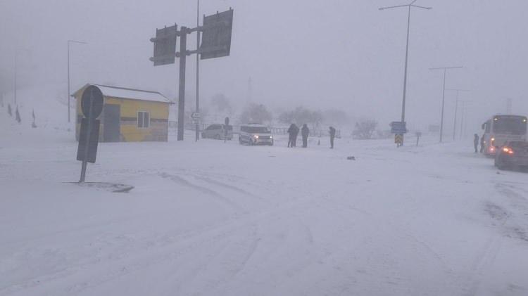 <p><span style="color:#B22222"><strong>BATMAN</strong></span></p>

<p>Batman'da, olumsuz hava koşulları nedeniyle eğitime 1 g&uuml;n daha ara verildi.</p>

<p>Valilikten yapılan a&ccedil;ıklamada, yarın kentte devam eden olumsuz hava koşulları, gece saatlerinden itibaren hava sıcaklıklarının daha da d&uuml;şmesinin beklenmesi, buna bağlı olarak buzlanma ve don riskinin artacağı belirtildi.</p>

<p>Bu nedenle yarın ildeki resmi ve &ouml;zel t&uuml;m eğitim kurumlarında eğitime 1 g&uuml;n ara verildiği bildirilen a&ccedil;ıklamada, engelli ve hamile kamu personelinin de aynı g&uuml;n idari izinli sayılacağı ifade edildi.</p>

<p>Batman'da etkisini s&uuml;rd&uuml;ren kar yağışı dolayısıyla eğitime 2 g&uuml;n ara verilmişti.</p>
