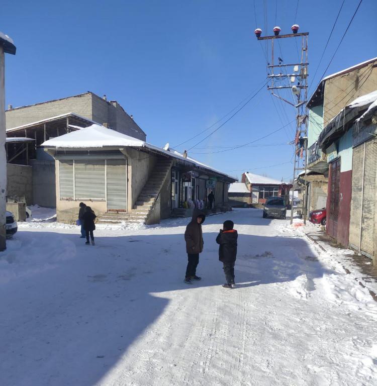 <p><strong><span style="color:#B22222">AĞRI</span></strong></p>

<p>Ağrı Valiliği, kar yağışı ve buzlanma riski nedeniyle il genelinde okulların yarın tatil edildiğini a&ccedil;ıkladı.</p>

<p>Ağrı Valiliği&rsquo;nden yapılan yazılı a&ccedil;ıklamada şu ifadelere yer verildi:</p>

<p>&ldquo;Meteoroloji 16&rsquo;ncı B&ouml;lge M&uuml;d&uuml;rl&uuml;ğ&uuml; tahmin ve erken uyarı merkezince 2 Ocak Cuma g&uuml;n&uuml; ilimiz genelinde yoğun kar yağışı ve buzlanma beklenmektedir. 2 Ocak g&uuml;n&uuml; olumsuz hava koşulları ve oluşabilecek buzlanma riski dikkate alınarak t&uuml;m okullar, kreşler. Kur&rsquo;an kursları ve rehabilitasyon merkezlerinde eğitim &ouml;ğretime bir g&uuml;n s&uuml;re ile ara verilmiştir. Ayrıca hamile ve engelli kamu &ccedil;alışanlarımız, &ccedil;ocuğu kreş ve anaokuluna giden anneler ile kronik rahatsızlığı olan personelimiz de idari izinli sayılacaktır.&rdquo;&nbsp;</p>
