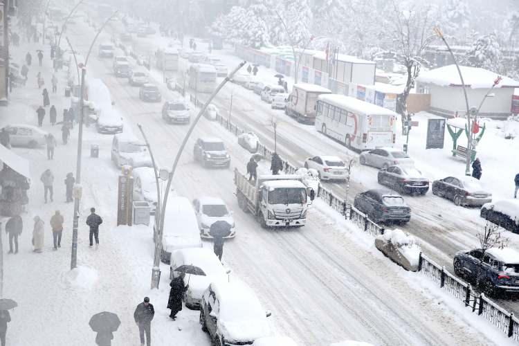 <p><span style="color:#B22222"><strong>SİİRT</strong></span></p>

<p>Siirt Valiliği, kent geneli okulların 1 g&uuml;n tatil edildiğini duyurdu.</p>

<p>Valilikten yapılan a&ccedil;ıklamada, "Siirt il genelinde etkisini s&uuml;rd&uuml;ren olumsuz hava şartları ve yoğun kar yağışı nedeniyle, gece ve sabah saatlerinde hava sıcaklıklarının hissedilir derecede d&uuml;şeceği, buna bağlı olarak buzlanma ve don olaylarının artmasının beklendiği meteorolojik değerlendirmeler doğrultusunda; 2 Ocak 2026 Cuma g&uuml;n&uuml;, Siirt il genelinde resmi ve &ouml;zel t&uuml;m eğitim kurumları ile &ouml;zel kreşler, g&uuml;nd&uuml;z bakımevleri ve rehabilitasyon merkezlerinde eğitime 1 g&uuml;n s&uuml;reyle ara verilmiştir. Ayrıca, 0-6 yaş &ccedil;ocuğu olan kamu kurum ve kuruluşlarında &ccedil;alışan anneler ile malul, engelli ve hamile kamu personeli idari izinli sayılacaktır" denildi.</p>
