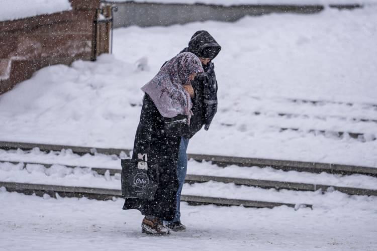 <p><span style="color:#B22222"><strong>TRABZON</strong></span></p>

<p>Trabzon&rsquo;un Şalpazarı il&ccedil;esinde etkili olan kar yağışı ve buzlanma riski nedeniyle 2 Ocak 2026 Cuma g&uuml;n&uuml; eğitime 1 g&uuml;n s&uuml;reyle ara verildi.</p>
