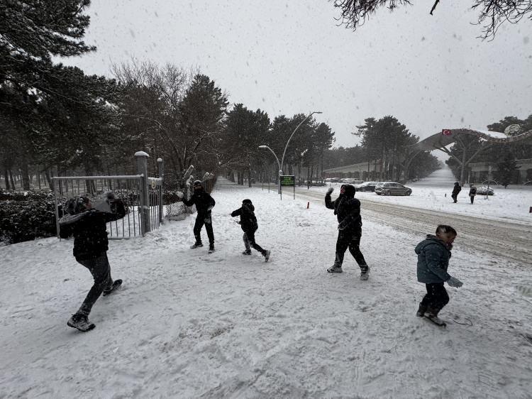 <p><span style="color:#B22222"><strong>BİNG&Ouml;L</strong></span></p>

<p>Bing&ouml;l&rsquo;de etkisini s&uuml;rd&uuml;ren yoğun kar yağışı ve buzlanma nedeniyle eğitime bir g&uuml;n daha ara verildi.</p>

<p>Bing&ouml;l Valiliği tarafından yapılan a&ccedil;ıklamada, "İki g&uuml;nden beri aralıksız devam eden kar yağışının etkilerinin aşırı don ve buzlanma şeklinde olacağı y&ouml;n&uuml;ndeki meteorolojik veriler doğrultusunda &ouml;ğrencilerimizin ve ilgili vatandaşlarımızın servis ve taşımalı eğitim kapsamında yollarda ya da yaya olarak buzlu zeminde can ve mal emniyetini tehlikeye d&uuml;ş&uuml;recek durumları &ouml;nlemek amacıyla; 02.01.2026 Cuma g&uuml;n&uuml; il merkezi ve t&uuml;m il&ccedil;elerimizdeki resmi ve &ouml;zel t&uuml;m &ouml;rg&uuml;n ve yaygın eğitim kurumları ile kreş ve g&uuml;nd&uuml;z bakımevlerinde eğitim ve &ouml;ğretime bir (1) g&uuml;n s&uuml;reyle daha ara verilmiştir. Kamuda &ccedil;alışan engelli, hamile, kronik rahatsızlığı olan personellerimiz ile &ccedil;ocuğu anaokulu ve kreşe devam eden kadın personellerimiz de aynı g&uuml;n idar izinli sayılacaklardır" denildi.</p>
