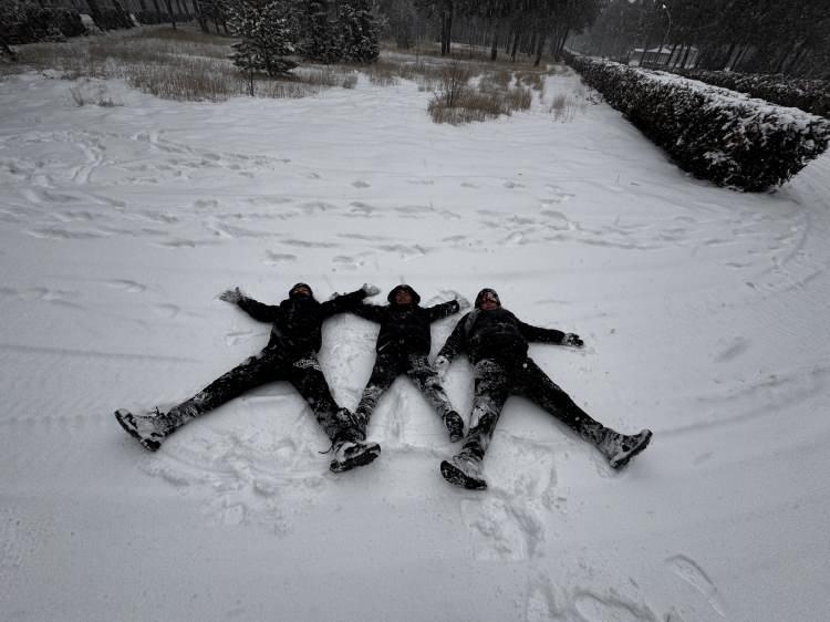 <p><span style="color:#B22222"><strong>DİYARBAKIR</strong></span></p>

<p>Diyarbakır&rsquo;da yoğun kar nedeni ile eğitime bir g&uuml;n ara verildi.</p>

<p>Diyarbakır Valiliğinden yapılan a&ccedil;ıklamada, &lsquo;&rsquo;Meteorolojik verilere g&ouml;re, 2 Ocak 2026 Cuma g&uuml;n&uuml; sabah saatlerinden itibaren ilimiz genelinde hava sıcaklıklarında belirgin d&uuml;ş&uuml;şle birlikte kuvvetli buzlanma ve don olaylarının yaşanması beklenmektedir. Oluşabilecek olumsuzluklar ve ulaşımda yaşanabilecek aksamalar dikkate alınarak 2 Ocak 2026 Cuma g&uuml;n&uuml; il genelindeki t&uuml;m resmi ve &ouml;zel eğitim kurumları ile kreş ve g&uuml;nd&uuml;z bakımevlerinde 1 g&uuml;n s&uuml;reyle eğitime ara verilmiştir. Ayrıca &ccedil;ocuğu kreş, anaokulu ve ilkokula devam eden kadın personel (sağlık, g&uuml;venlik ve 24 saat esasına g&ouml;re hizmet veren birimlerde &ccedil;alışan personelin durumu hizmetin gereği olarak ilgili birimler tarafından değerlendirilecektir), malul, engelli ve hamile kamu &ccedil;alışanları da idari izinli sayılacaktır. Vatandaşlarımızın dikkatli ve tedbirli olmaları, zorunlu olmadık&ccedil;a &ouml;zel ara&ccedil;larıyla trafiğe &ccedil;ıkmamaları &ouml;nemle rica olunur&rsquo;&rsquo; denildi.</p>
