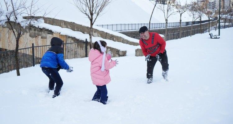 <p><span style="color:#FF0000"><strong>ARDAHAN</strong></span></p>

<p>Ardahan'da etkisini artıran kar ve tipi dolayısıyla il genelinde eğitime yarın ara verildi.</p>

<p>Valilikten yapılan a&ccedil;ıklamada, kent genelinde devam eden yoğun kar yağışı nedeniyle resmi ve &ouml;zel t&uuml;m &ouml;rg&uuml;n ve yaygın eğitim kurumlarında (rehabilitasyon merkezleri ve Kur'an kursları dahil) eğitim &ouml;ğretime ara verildiği belirtildi.</p>

<p>Kamu kurumlarında g&ouml;revli engelli, hamile ve kronik hastalığı olan personel ile anaokulu ve kreşlere devam eden &ccedil;ocuğu bulunan kadın personelin de idari izinli sayılacağı bildirildi.</p>

<p>Vali Hayrettin &Ccedil;i&ccedil;ek de ABD merkezli X şirketinin sosyal medya platformundaki hesabından, "Sevgili &ouml;ğrenciler, hava koşulları sebebiyle yarın cuma g&uuml;n&uuml; bir g&uuml;n s&uuml;reyle okulları tatil ediyoruz. Ekran s&uuml;reniz kısa, kitap okuma s&uuml;reniz uzun olsun. İyi tatiller." mesajını paylaştı.</p>
