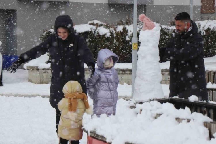 <p><span style="color:#FF0000"><strong>KONYA</strong></span></p>

<p>Konya&rsquo;da Ereğli ve Halkapınar il&ccedil;elerinde devam eden yoğun kar yağışı, olumsuz hava şartları ve buzlanma riski nedeniyle 2 Ocak Cuma g&uuml;n&uuml; eğitim &ouml;ğretime 1 g&uuml;n s&uuml;reyle ara verildi.<br />
Halkapınar Kaymakamlığından yapılan yazılı a&ccedil;ıklamada, "İl&ccedil;emiz genelinde etkili olan yoğun kar yağışı ve olumsuz hava şartları nedeniyle, 2 Ocak Cuma g&uuml;n&uuml; il&ccedil;emiz genelindeki resmi ve &ouml;zel t&uuml;m &ouml;rg&uuml;n ve yaygın eğitim kurumlarında eğitim ve &ouml;ğretime 1 g&uuml;n s&uuml;reyle ara verilmiştir" denildi.<br />
Ereğli Kaymakamlığı&rsquo;ndan yapılan a&ccedil;ıklamada ise, "Meteoroloji verilerine g&ouml;re, Ereğli il&ccedil;e merkezinde kar kalınlığı an itibariyle 20 santimetreye ulaşmış olup, 2 Ocak 2026 Cuma g&uuml;n&uuml; sabah saatlerinde hava sıcaklığının -14 C&rsquo;ye kadar d&uuml;şmesi beklenmektedir. Bu durumun oluşturabileceği buzlanma ve tipi nedeniyle ulaşımda yaşanabilecek aksaklıkları &ouml;nlemek ve oluşabilecek risklere karşı gerekli tedbirleri almak amacıyla, 2 Ocak 2026 Cuma g&uuml;n&uuml; il&ccedil;e genelinde t&uuml;m ilk ve orta dereceli okullar (&Ouml;zel Kreş, Anaokulu ve yaygın eğitim dahil) ile &ouml;zel eğitim ve rehabilitasyon merkezlerinde eğitim ve &ouml;ğretime 1 g&uuml;n s&uuml;re ile ara verilmesine, ayrıca t&uuml;m kamu kurum ve kuruluşlarında &ccedil;alışan hamile, engelli ve kronik hastalığı bulunan personelin 1 g&uuml;n s&uuml;re ile idari izinli sayılmasına karar verilmiştir" denildi.</p>
