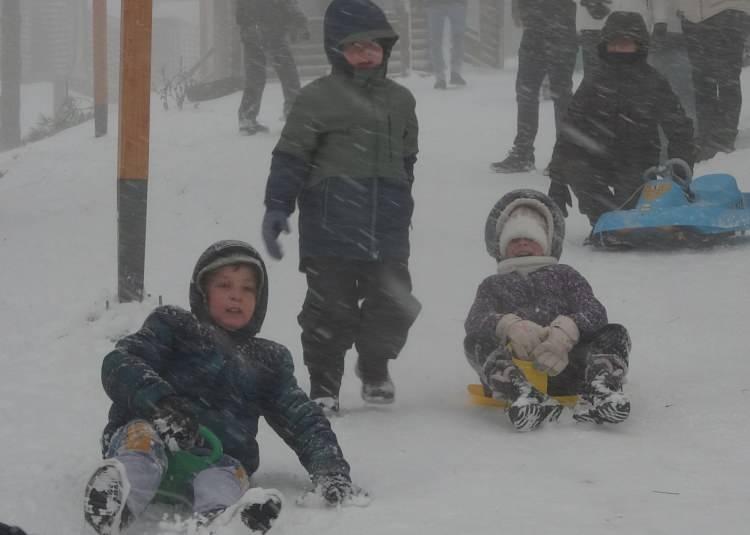 <p><span style="color:#FF0000"><strong>ORDU</strong></span></p>

<p>Ordu Valiliği, yoğun kar yağışı nedeniyle 16 il&ccedil;enin tamamında, 2 il&ccedil;ede ise kısmi olarak eğitim ve &ouml;ğretime 1 g&uuml;n ara verildiğini duyurdu.</p>

<p>Valilikten yapılan a&ccedil;ıklamada Akkuş, Altınordu, Aybastı, &Ccedil;amaş, &Ccedil;atalpınar, &Ccedil;aybaşı, G&ouml;lk&ouml;y, G&uuml;rgentepe, İkizce, Kabad&uuml;z, Kabataş, Korgan, Kumru, Mesudiye, Perşembe ve Ulubey il&ccedil;elerinin tamamında eğitim ve &ouml;ğretime 2 Ocak Cuma ara verildiğini duyurdu.<br />
A&ccedil;ıklamada, Fatsa ve &Uuml;nye il&ccedil;esinde kısmi olarak eğitim ve &ouml;ğretime ara verildiğine dikkat &ccedil;ekilerek, "Tamamen tatil kararı alınan il&ccedil;elerimizdeki resmi ve &ouml;zel eğitim kurumları, &ouml;zel eğitim ve rehabilitasyon merkezleri, &ouml;zel eğitim kursları, halk eğitimi merkezlerinde; kısmen tatil kararı alınan il&ccedil;elerimizde belirtilen eğitim-&ouml;ğretim kurumlarında 2 Ocak 2026 Cuma g&uuml;n&uuml; 1 g&uuml;n s&uuml;reyle eğitim ve &ouml;ğretime ara verilmiştir. Eğitim-&ouml;ğretime tamamen ara verilen il&ccedil;elerimizin genelinde, kısmen ara verilen yerlerde ise sadece tatil edilen okullarda g&ouml;rev yapan; hamile ve engelli personeller ile &ccedil;ocuğu kreş ve anasınıfına devam eden anneler aynı g&uuml;n idari izinli sayılacaktır" denildi.</p>
