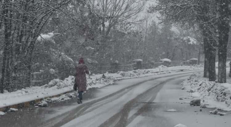 <p><span style="color:#FF0000"><strong>KARAB&Uuml;K</strong></span></p>

<p>Karab&uuml;k'te etkili olan yoğun kar yağışı ve olumsuz hava şartları nedeniyle okullarda eğitime 1 g&uuml;n daha ara verildi. B&ouml;ylece kentte eğitim-&ouml;ğretime &uuml;st &uuml;ste 5 g&uuml;n ara verilmiş oldu.</p>

<p>Karab&uuml;k Valiliğinden yapılan a&ccedil;ıklamada, il genelinde etkisini s&uuml;rd&uuml;ren kar yağışı ve buzlanma riskinin devam ettiği belirtildi. A&ccedil;ıklamada, 2 Ocak Cuma g&uuml;n&uuml; Karab&uuml;k genelindeki her t&uuml;r ve derecedeki resmi ve &ouml;zel &ouml;rg&uuml;n ve yaygın eğitim kurumları, &ouml;zel eğitim ve rehabilitasyon merkezleri, &ouml;zel eğitim kursları ile halk eğitimi merkezlerinde eğitim ve &ouml;ğretime 1 g&uuml;n s&uuml;reyle ara verildiği bildirildi.</p>

<p>Ayrıca kamu kurum ve kuruluşlarında g&ouml;rev yapan hamile personel ile engelli personelin aynı g&uuml;n idari izinli sayılacağı ifade edildi. Kentte yoğun kar yağışı nedeniyle okullar 4 g&uuml;nd&uuml;r tatil edilmişti.</p>
