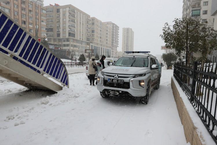 <p><span style="color:#B22222"><strong>MARDİN</strong></span></p>

<p>Mardin'de olumsuz hava koşulları nedeniyle eğitime 1 g&uuml;n daha ara verildi.</p>

<p>Valilikten yapılan a&ccedil;ıklamada, kent genelinde olumsuz hava şartları ve oluşabilecek buzlanma riskine karşı başta ulaşım olmak &uuml;zere vatandaşların herhangi bir sorun yaşamaması i&ccedil;in gerekli t&uuml;m tedbirlerin alındığı belirtildi.</p>

<p>Meteorolojik değerlendirmeler sonucunda, buzlanma ve soğuk hava koşullarının il genelinde etkisini devam ettirmesinin beklendiği, bu kapsamda ildeki t&uuml;m eğitim kurumlarında yarın eğitime ara verildiği bildirildi.</p>

<p>Ayrıca, engelli ve hamile kamu g&ouml;revlileri ile &ccedil;ocuğu anaokuluna ve kreşe giden kadın personelin de idari izinli sayılacağı kaydedildi.</p>

<p>Mardin'de etkisini s&uuml;rd&uuml;ren kar yağışı dolayısıyla eğitime 3 g&uuml;n ara verilmişti.</p>
